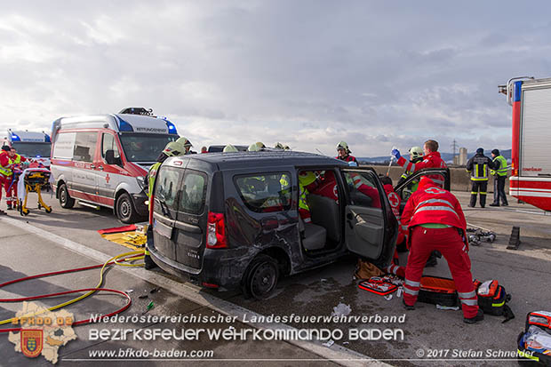 20170115 Schwerer Verkehrsunfall mit eingeklemmter Person A2 Süd-Autobahn bei Guntramsdorf Foto: © Stefan Schneider 20170115 Schwerer Verkehrsunfall mit eingeklemmter Person A2 Süd-Autobahn bei Guntramsdorf Foto: © Stefan Schneider