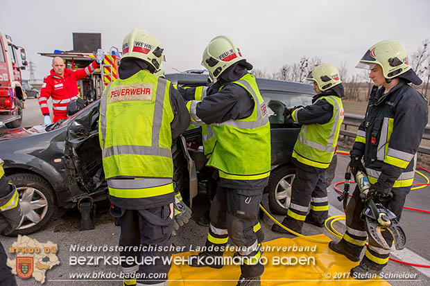 20170115 Schwerer Verkehrsunfall mit eingeklemmter Person A2 Süd-Autobahn bei Guntramsdorf Foto: © Stefan Schneider 20170115 Schwerer Verkehrsunfall mit eingeklemmter Person A2 Süd-Autobahn bei Guntramsdorf Foto: © Stefan Schneider