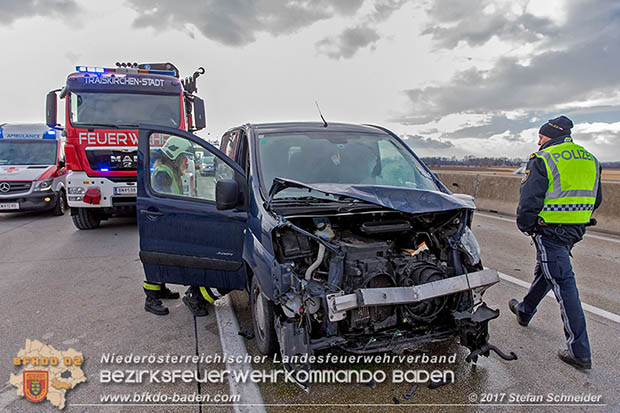 20170115 Schwerer Verkehrsunfall mit eingeklemmter Person A2 Süd-Autobahn bei Guntramsdorf Foto: © Stefan Schneider 20170115 Schwerer Verkehrsunfall mit eingeklemmter Person A2 Süd-Autobahn bei Guntramsdorf Foto: © Stefan Schneider