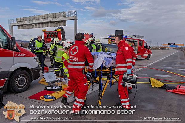 20170115 Schwerer Verkehrsunfall mit eingeklemmter Person A2 Süd-Autobahn bei Guntramsdorf Foto: © Stefan Schneider 20170115 Schwerer Verkehrsunfall mit eingeklemmter Person A2 Süd-Autobahn bei Guntramsdorf Foto: © Stefan Schneider