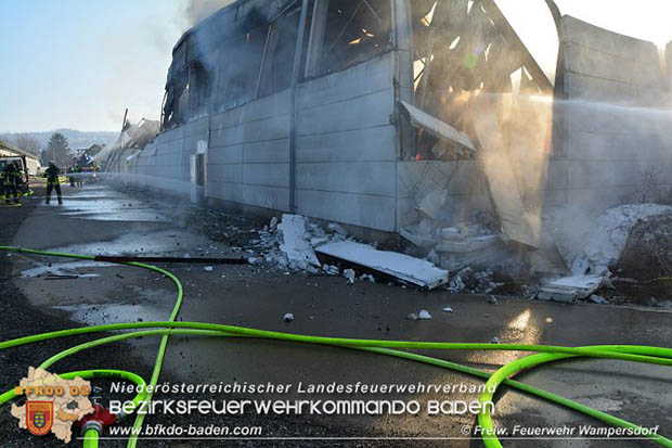 20170122 Großbrand bei Logistik Unternehmen in Wimpassing a.d.Leitha Bgld. Foto: © FF Wampersdorf / Christian Blüml 20170122 Großbrand bei Logistik Unternehmen in Wimpassing a.d.Leitha Bgld. Foto: © FF Wampersdorf / Christian Blüml