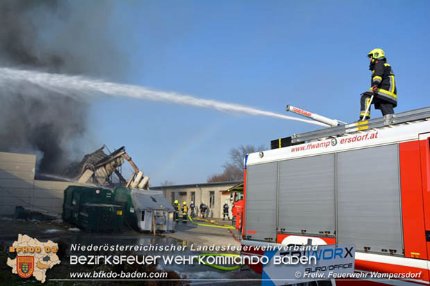 20170122 Großbrand bei Logistik Unternehmen in Wimpassing a.d.Leitha Bgld. Foto: © FF Wampersdorf / Christian Blüml 20170122 Großbrand bei Logistik Unternehmen in Wimpassing a.d.Leitha Bgld. Foto: © FF Wampersdorf / Christian Blüml