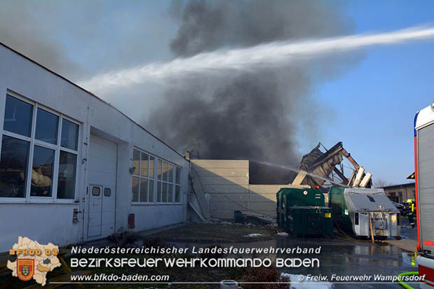 20170122 Großbrand bei Logistik Unternehmen in Wimpassing a.d.Leitha Bgld. Foto: © FF Wampersdorf / Christian Blüml 20170122 Großbrand bei Logistik Unternehmen in Wimpassing a.d.Leitha Bgld. Foto: © FF Wampersdorf / Christian Blüml