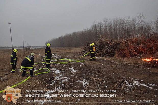 20170128 Brand eines Grünschnitthaufen in Tattendorf  Foto: © Freiwillige Feuerwehr Tattendorf / Christoph Matoschitz
