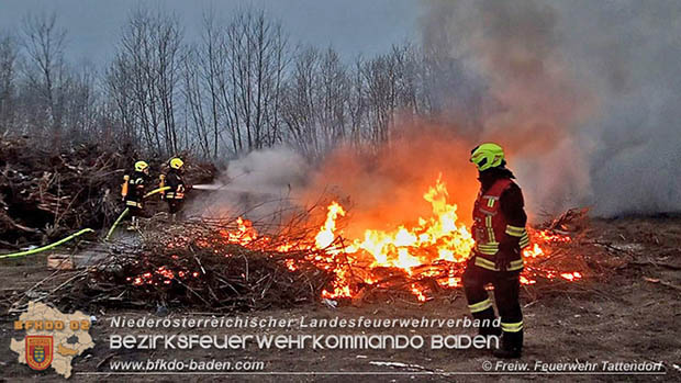 20170128 Brand eines Grünschnitthaufen in Tattendorf  Foto: © Freiwillige Feuerwehr Tattendorf / Christoph Matoschitz