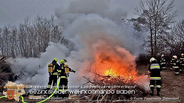 20170128 Brand eines Grünschnitthaufen in Tattendorf  Foto: © Freiwillige Feuerwehr Tattendorf / Christoph Matoschitz