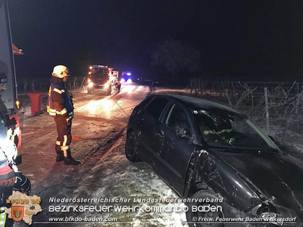 20170131 Verkehrsunfall Weinbergstrasse Baden-Sooss Noe Bezirk Baden Foto: © Gerhard Filip FF Baden Weikersdorf 20170131 Verkehrsunfall Weinbergstrasse Baden-Sooss Noe Bezirk Baden Foto: © Gerhard Filip FF Baden Weikersdorf