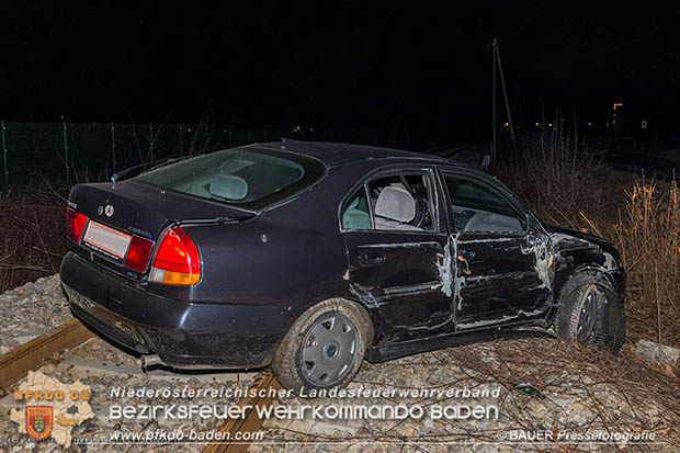 20170205 Verkehrsunfall Traiskirchen-Trumau Pkw landet auf Aspangbahnstrecke  Foto: © Manfred BAUER Pressefotografie