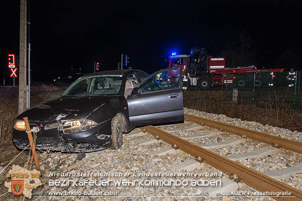 20170205 Verkehrsunfall Traiskirchen-Trumau Pkw landet auf Aspangbahnstrecke  Foto: © Manfred BAUER Pressefotografie