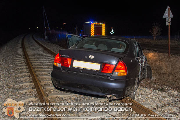 20170205 Verkehrsunfall Traiskirchen-Trumau Pkw landet auf Aspangbahnstrecke  Foto: © Manfred BAUER Pressefotografie