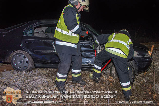 20170205 Verkehrsunfall Traiskirchen-Trumau Pkw landet auf Aspangbahnstrecke  Foto: © Manfred BAUER Pressefotografie