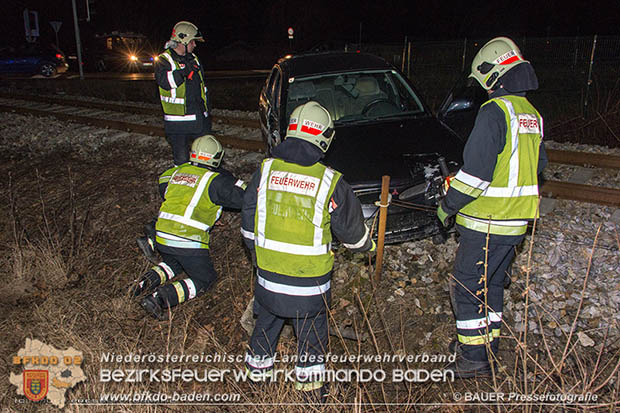 20170205 Verkehrsunfall Traiskirchen-Trumau Pkw landet auf Aspangbahnstrecke  Foto: © Manfred BAUER Pressefotografie