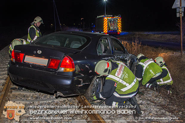 20170205 Verkehrsunfall Traiskirchen-Trumau Pkw landet auf Aspangbahnstrecke  Foto: © Manfred BAUER Pressefotografie