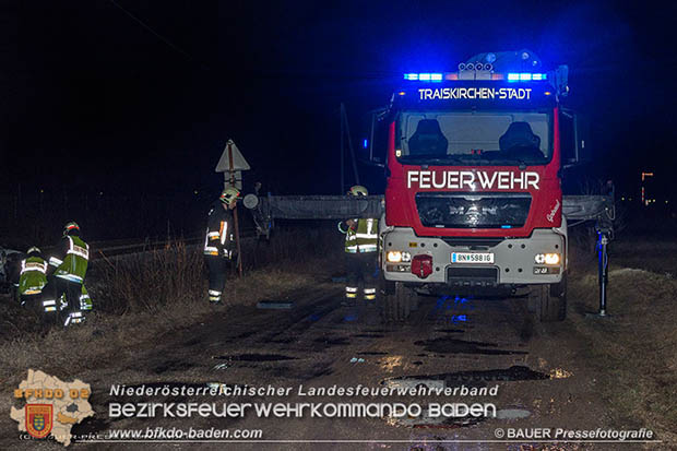 20170205 Verkehrsunfall Traiskirchen-Trumau Pkw landet auf Aspangbahnstrecke  Foto: © Manfred BAUER Pressefotografie