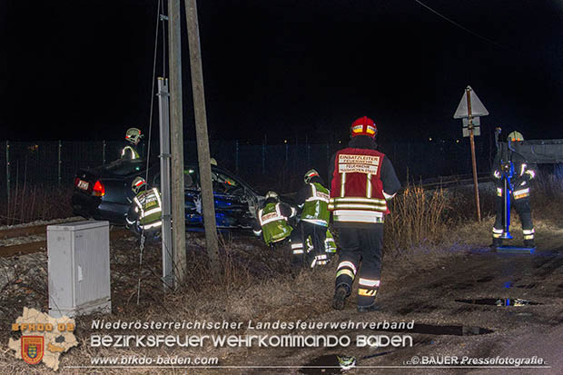 20170205 Verkehrsunfall Traiskirchen-Trumau Pkw landet auf Aspangbahnstrecke  Foto: © Manfred BAUER Pressefotografie