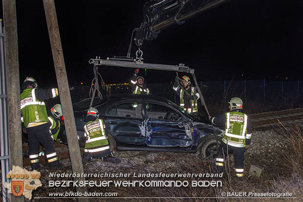 20170205 Verkehrsunfall Traiskirchen-Trumau Pkw landet auf Aspangbahnstrecke  Foto: © Manfred BAUER Pressefotografie