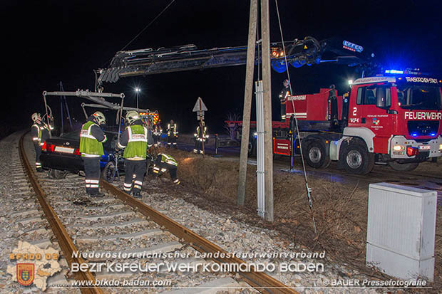20170205 Verkehrsunfall Traiskirchen-Trumau Pkw landet auf Aspangbahnstrecke  Foto: © Manfred BAUER Pressefotografie