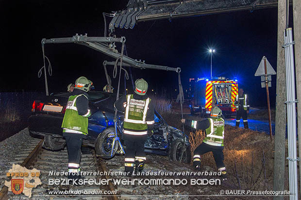 20170205 Verkehrsunfall Traiskirchen-Trumau Pkw landet auf Aspangbahnstrecke  Foto: © Manfred BAUER Pressefotografie