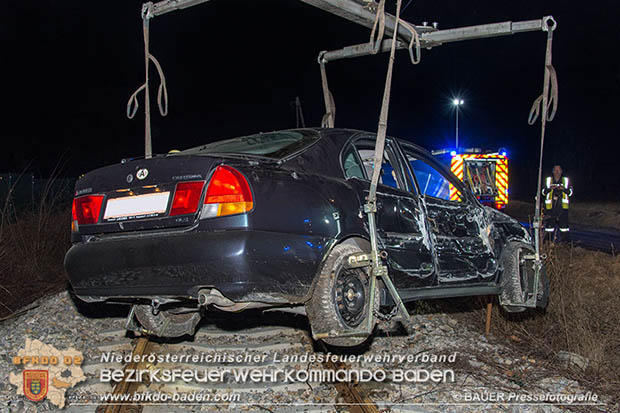 20170205 Verkehrsunfall Traiskirchen-Trumau Pkw landet auf Aspangbahnstrecke  Foto: © Manfred BAUER Pressefotografie
