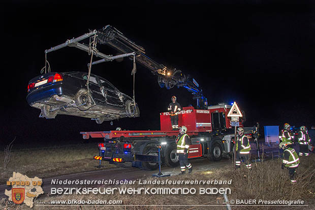 20170205 Verkehrsunfall Traiskirchen-Trumau Pkw landet auf Aspangbahnstrecke  Foto: © Manfred BAUER Pressefotografie