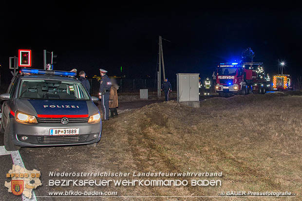 20170205 Verkehrsunfall Traiskirchen-Trumau Pkw landet auf Aspangbahnstrecke  Foto: © Manfred BAUER Pressefotografie