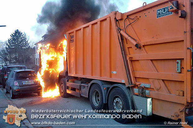 20170214 Müllwagen Lkw geriet in Baden Ortsteil Weikersdorf in Brand  Foto: © Rainer Hohl