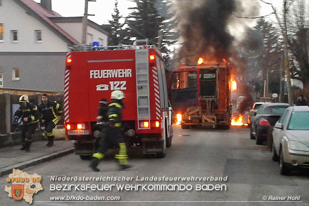 20170214 Müllwagen Lkw geriet in Baden Ortsteil Weikersdorf in Brand  Foto: © Rainer Hohl