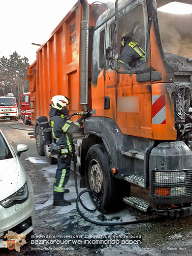 20170214 Müllwagen Lkw geriet in Baden Ortsteil Weikersdorf in Brand  Foto: © Rainer Hohl