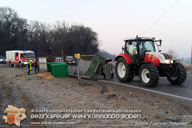 20170214 Umgestürzter Traktor Anhänger bei Pottendorf  Foto: © Freiwillige Feuerwehr Pottendorf