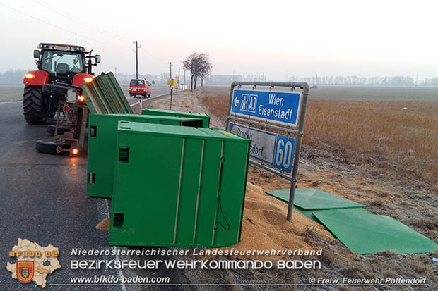20170214 Umgestuerzter Traktor Anhaenger bei Pottendorf  Foto: © Freiwillige Feuerwehr Pottendorf