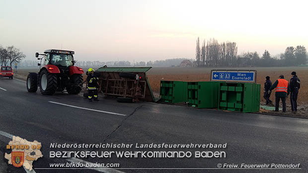 20170214 Umgestuerzter Traktor Anhaenger bei Pottendorf Foto: © Freiwillige Feuerwehr Pottendorf 20170214 Umgestuerzter Traktor Anhaenger bei Pottendorf Foto: © Freiwillige Feuerwehr Pottendorf