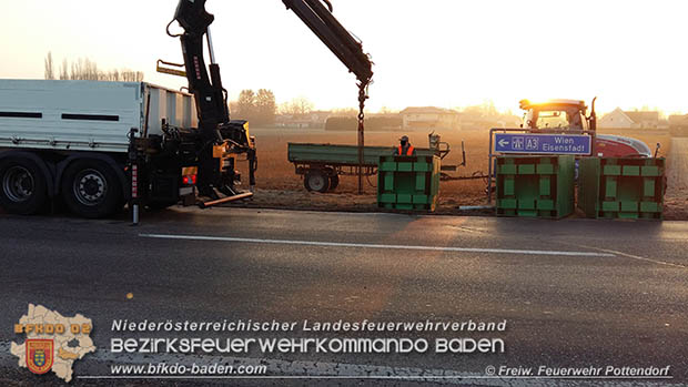 20170214 Umgestuerzter Traktor Anhaenger bei Pottendorf Foto: © Freiwillige Feuerwehr Pottendorf 20170214 Umgestuerzter Traktor Anhaenger bei Pottendorf Foto: © Freiwillige Feuerwehr Pottendorf