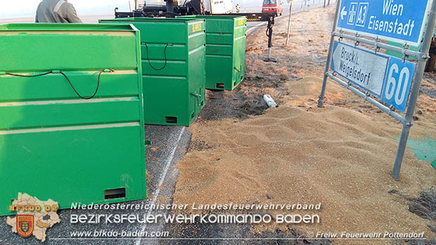 20170214 Umgestuerzter Traktor Anhaenger bei Pottendorf  Foto: © Freiwillige Feuerwehr Pottendorf