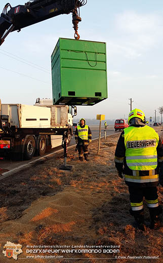 20170214 Umgestuerzter Traktor Anhaenger bei Pottendorf Foto: © Freiwillige Feuerwehr Pottendorf 20170214 Umgestuerzter Traktor Anhaenger bei Pottendorf Foto: © Freiwillige Feuerwehr Pottendorf