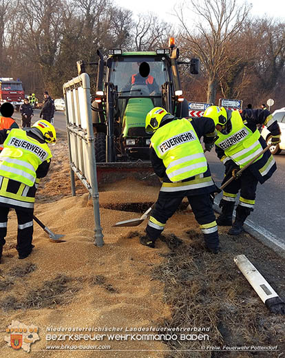 20170214 Umgestuerzter Traktor Anhaenger bei Pottendorf Foto: © Freiwillige Feuerwehr Pottendorf 20170214 Umgestuerzter Traktor Anhaenger bei Pottendorf Foto: © Freiwillige Feuerwehr Pottendorf