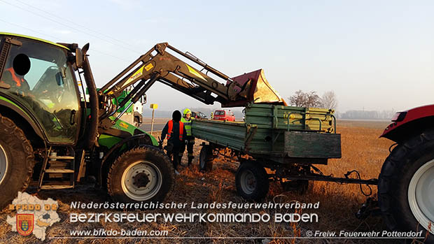 20170214 Umgestuerzter Traktor Anhaenger bei Pottendorf Foto: © Freiwillige Feuerwehr Pottendorf 20170214 Umgestuerzter Traktor Anhaenger bei Pottendorf Foto: © Freiwillige Feuerwehr Pottendorf