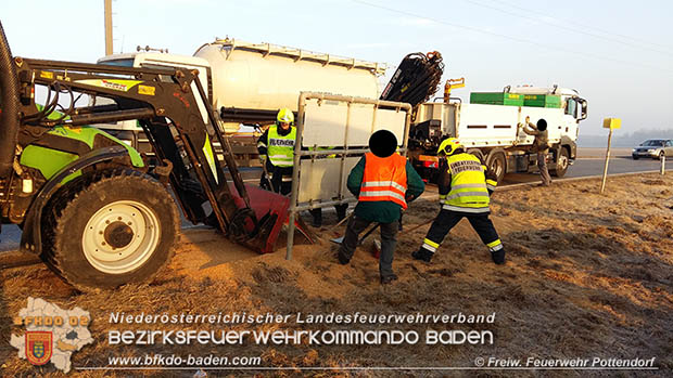 20170214 Umgestuerzter Traktor Anhaenger bei Pottendorf Foto: © Freiwillige Feuerwehr Pottendorf 20170214 Umgestuerzter Traktor Anhaenger bei Pottendorf Foto: © Freiwillige Feuerwehr Pottendorf