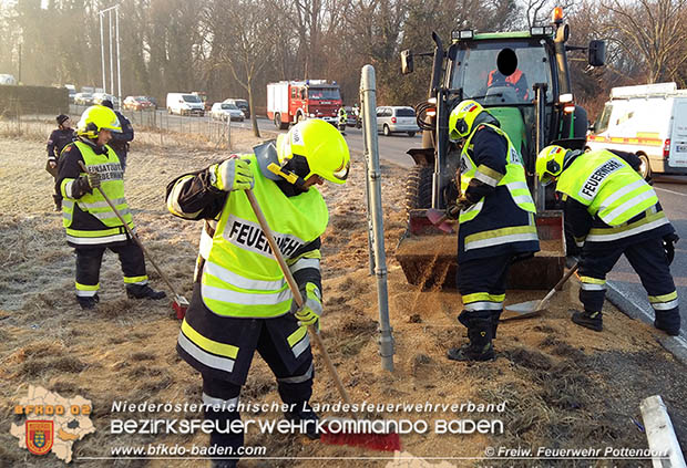 20170214 Umgestuerzter Traktor Anhaenger bei Pottendorf Foto: © Freiwillige Feuerwehr Pottendorf 20170214 Umgestuerzter Traktor Anhaenger bei Pottendorf Foto: © Freiwillige Feuerwehr Pottendorf