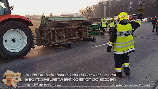 20170214 Umgestuerzter Traktor Anhaenger bei Pottendorf Foto: © Freiwillige Feuerwehr Pottendorf 20170214 Umgestuerzter Traktor Anhaenger bei Pottendorf Foto: © Freiwillige Feuerwehr Pottendorf
