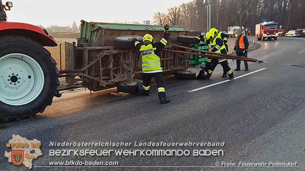 20170214 Umgestuerzter Traktor Anhaenger bei Pottendorf  Foto: © Freiwillige Feuerwehr Pottendorf