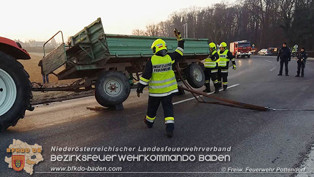 20170214 Umgestuerzter Traktor Anhaenger bei Pottendorf  Foto: © Freiwillige Feuerwehr Pottendorf