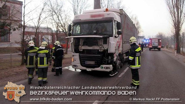 20170217 Verkehrsunfall auf der LB18 in Pottenstein  Foto: © ASB ÖA Markus Hackl