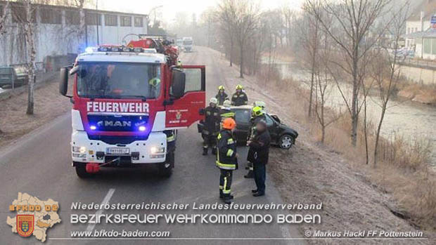 20170217 Verkehrsunfall auf der LB18 in Pottenstein  Foto: © ASB oeA Markus Hackl