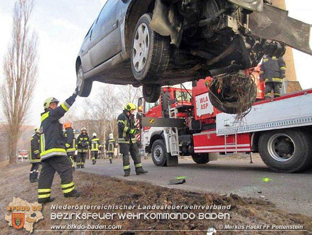 20170217 Verkehrsunfall auf der LB18 in Pottenstein  Foto: © ASB oeA Markus Hackl