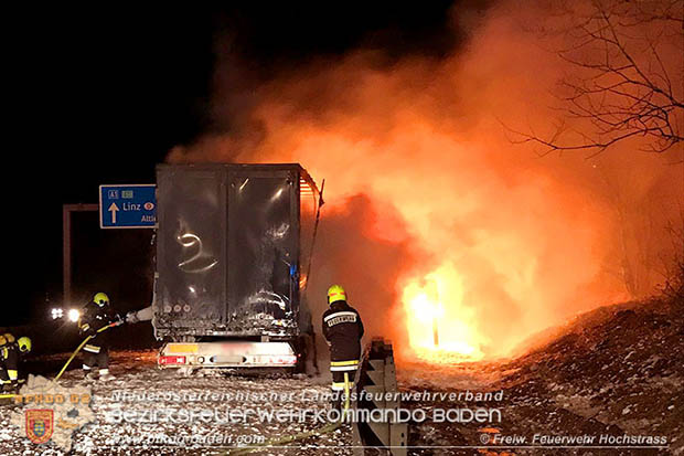 20170221 LKW Sattelkraftfahrzeugzug auf der A21 kurz nach Hochstrass Richtung A1 in Vollbrand  Foto: © FF Hochstrass-Schwabendoerfl