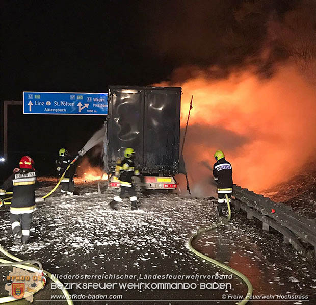 20170221 LKW Sattelkraftfahrzeugzug auf der A21 kurz nach Hochstrass Richtung A1 in Vollbrand  Foto: © FF Hochstrass-Schwabendoerfl