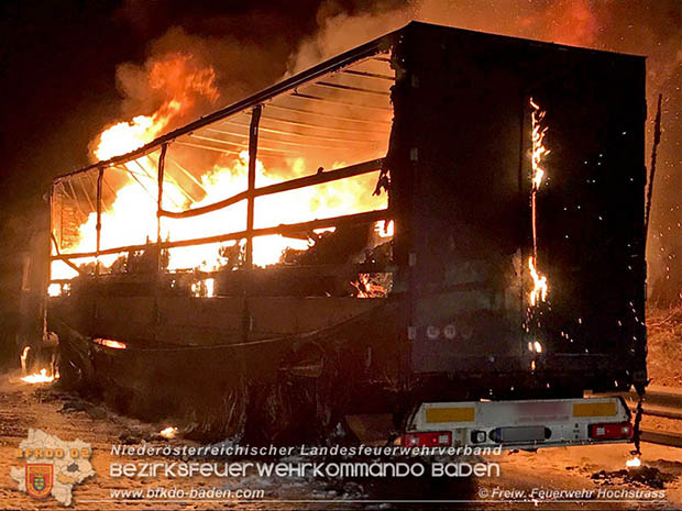 20170221 LKW Sattelkraftfahrzeugzug auf der A21 kurz nach Hochstrass Richtung A1 in Vollbrand  Foto: © FF Hochstrass-Schwabendoerfl