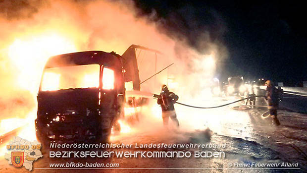 20170221 LKW Sattelkraftfahrzeugzug auf der A21 kurz nach Hochstrass Richtung A1 in Vollbrand Foto: © FF Alland