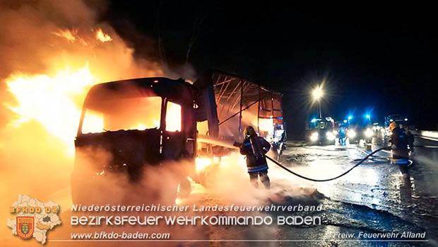 20170221 LKW Sattelkraftfahrzeugzug auf der A21 kurz nach Hochstrass Richtung A1 in Vollbrand Foto: © FF Alland