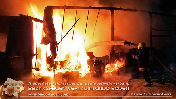 20170221 LKW Sattelkraftfahrzeugzug auf der A21 kurz nach Hochstrass Richtung A1 in Vollbrand Foto: © FF Alland